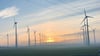 Idyllisch gelegen und immer wieder das Ziel von Buntmetalldieben: Sonnenaufgang am Windpark Druiberg bei Dardesheim. 