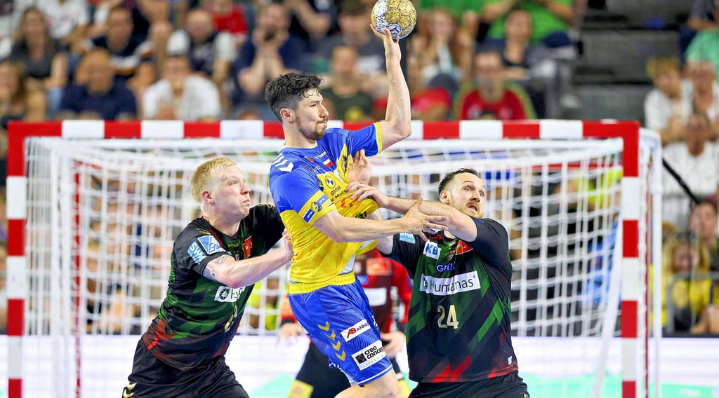 Im Finale 2023 verteidigten Magnus Saugstrup (l.) und Christian O’Sullivan mit vollem Einsatz gegen Alex Dujshebaev. Dennoch war der Spanier bester Torschütze von Kielce mit acht Treffern.