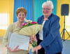 Birgit Reppin (l.) überreicht Frauke Wambach die Urkunde zur Ehrenmitgliedschaft im Heimatverein Gommern.