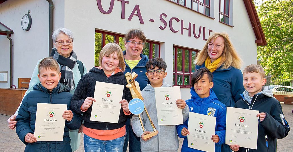 Alexis Liss (v.l.), Annalena Weinreich, Yazan Al Sabbagh, Luan Ebel, Arthur Bier werden von Karola Wiesner (l.), Annett Wawro und Garnet Meiß beglückwünscht.