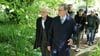 Uwe Melzer, (l, CDU und Bodo Ramelow (Die Linke) gehen nach der Auswärtigen Sitzung des Kabinetts durch den Botanischen Garten.