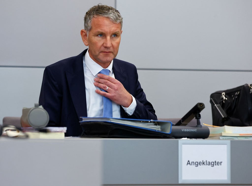 Björn Höcke (AfD) sitzt während seines Prozesses im Landgericht Halle im Gerichtssaal.