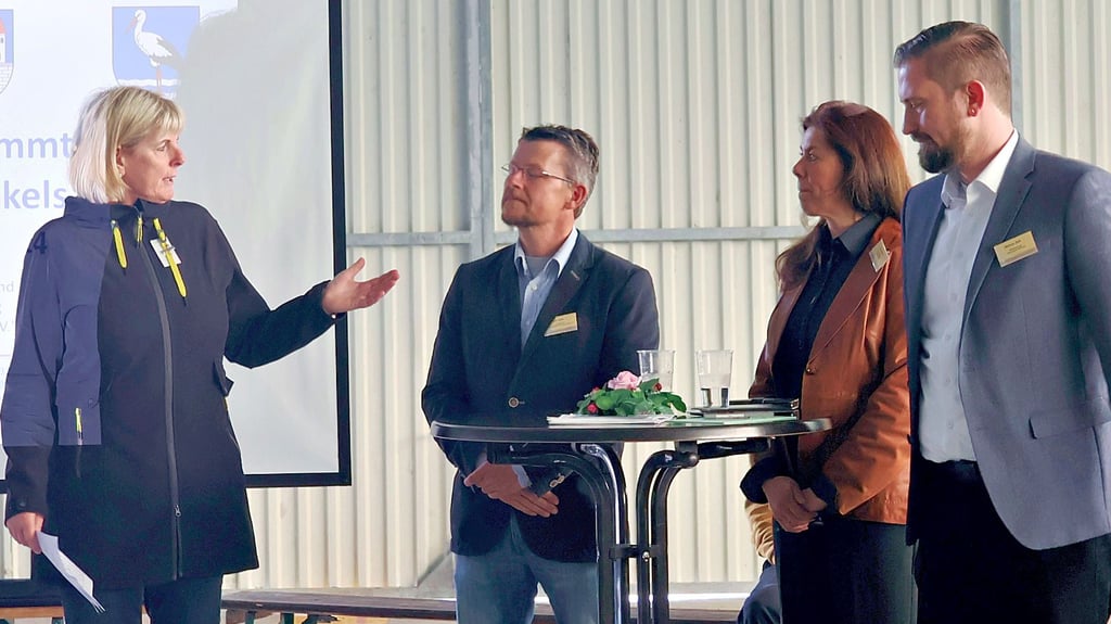 Steffi Friedebold, Verbandsgemeindebürgermeisterin, Dirk Hahn von der BI Lebendiges Elbe-Havel-Land, Jenny Zilcher, im Organisationsteam sowie Moderatorin des Treffs, und Mathias Bölt, Bürgermeister der Hansestadt Havelberg, (von links) eröffneten gemeinsam den Unternehmerstammtisch im Hangar vom Flugplatz Scharlibbe.