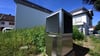 Eine Wärmepumpe steht in einem Garten. Die Ampel strebt an, dass 2024 500.000 Geräte installiert werden. Das sei „illusorisch“, sagt Michael Hilpert, Verbandspräsident der Zentralverband Sanitär Heizung Klima.