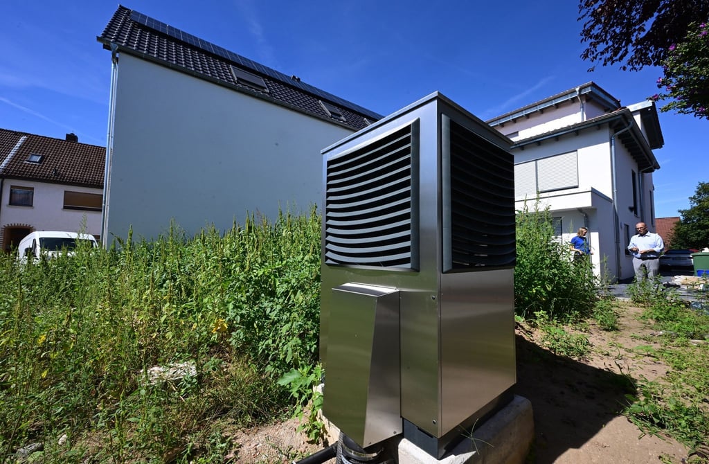 Eine Wärmepumpe steht in einem Garten. Die Ampel strebt an, dass 2024 500.000 Geräte installiert werden. Das sei „illusorisch“, sagt Michael Hilpert, Verbandspräsident der Zentralverband Sanitär Heizung Klima.