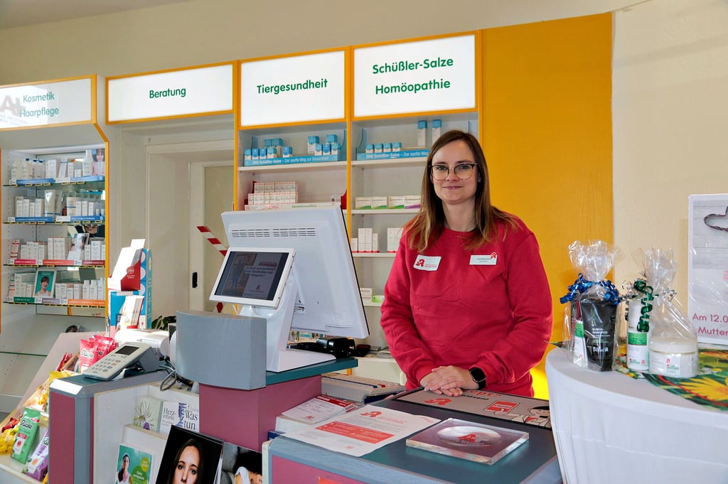 Im roten Pullover steht Julia Brötzmann in dieser Woche hinter der Kasse ihrer Apotheke in Magdeburg.