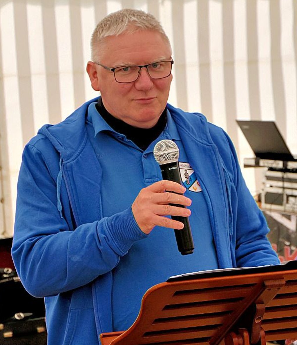Vereinsvoritzender Torsten Kösterke hält eine kurze Rede.