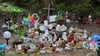 Kreuze, Figuren, Kerzen und Blumen stehen in Pragsdorf an der Stelle, wo die Leiche des kleinen Joel gefunden wurde.