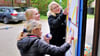 Kinder und Mitarbeiter des Genthiner Jugendhauses gestalteten eine Tür mit bunten Zeichnungen. 