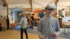 Zwei Schüler probieren beim Projekt „Hometown Chronicles“ im Jugendzentrum TheO'Door in Sangerhausen VR-Brillen aus.