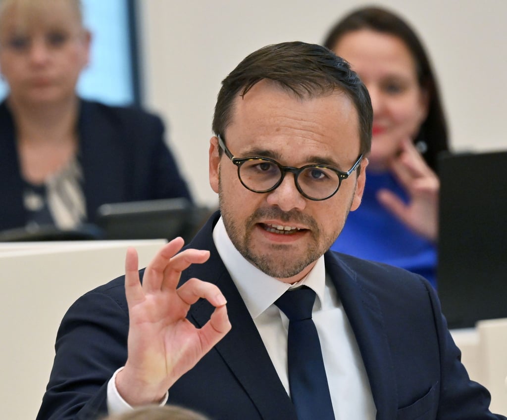 Jan Redmann (CDU) spricht in der Debatte des Landtages Brandenburg.