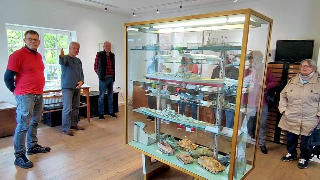 Heiko Kloß (v.l.), Gerd Müller und Thomas Steinmann erläuterten den Besuchern im Heimat- und Apothekenmuseum die neue Ausstellung.