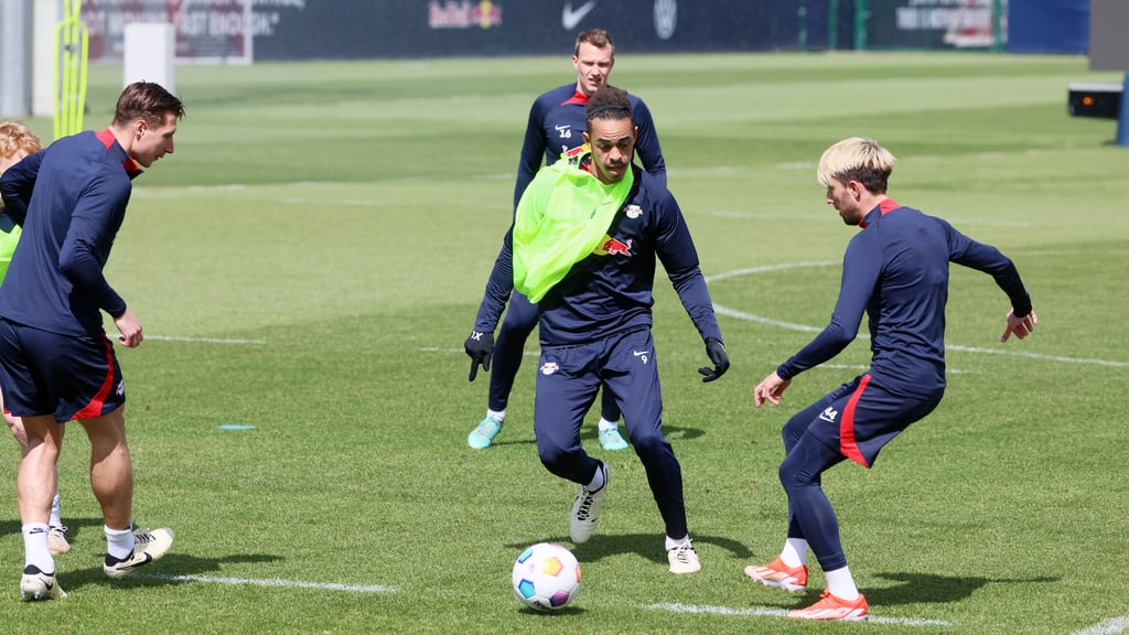 Mit Leibchen mischte Yussuf Poulsen beim Mannschaftstraining von RB Leipzig am Dienstag wieder mit.