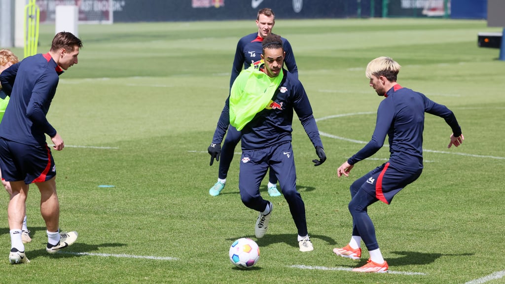 Mit Leibchen mischte Yussuf Poulsen beim Mannschaftstraining von RB Leipzig am Dienstag wieder mit.