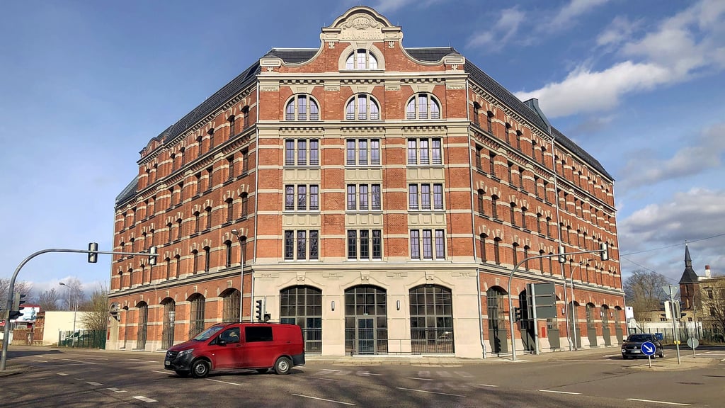 Das Stadtarchiv zieht in das gerade fertiggestellte ehemalige Zekiwa-Gebäude – eine große, geförderte Investition in Zeitz. Künftig kommen aber hohe Nebenkosten auf die Stadt zu, wie auch bei vielen anderen Projekten.