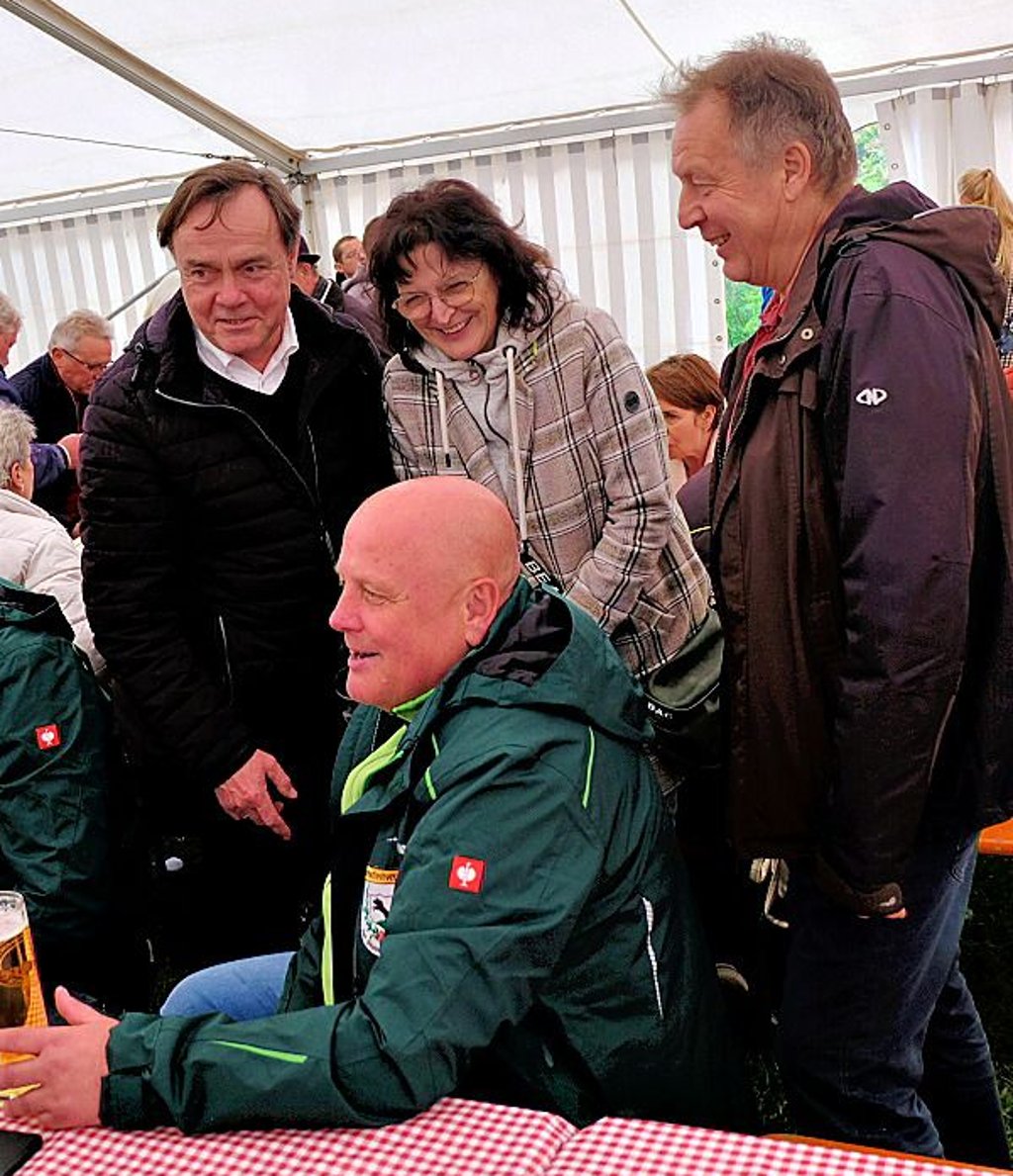 Bürgermeister Michael Jahn (links) hat seine Gattin mitgebracht.