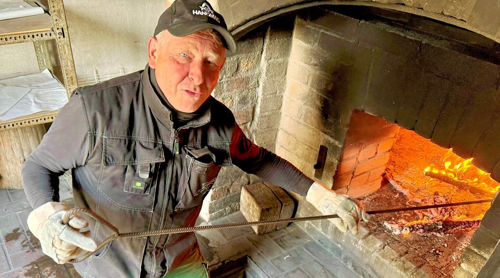 Henry Sachse ist in Mönchenhöfe der Mann am Backofen. Der Rentner hat diesen bereits um 5.15 Uhr angeheizt.