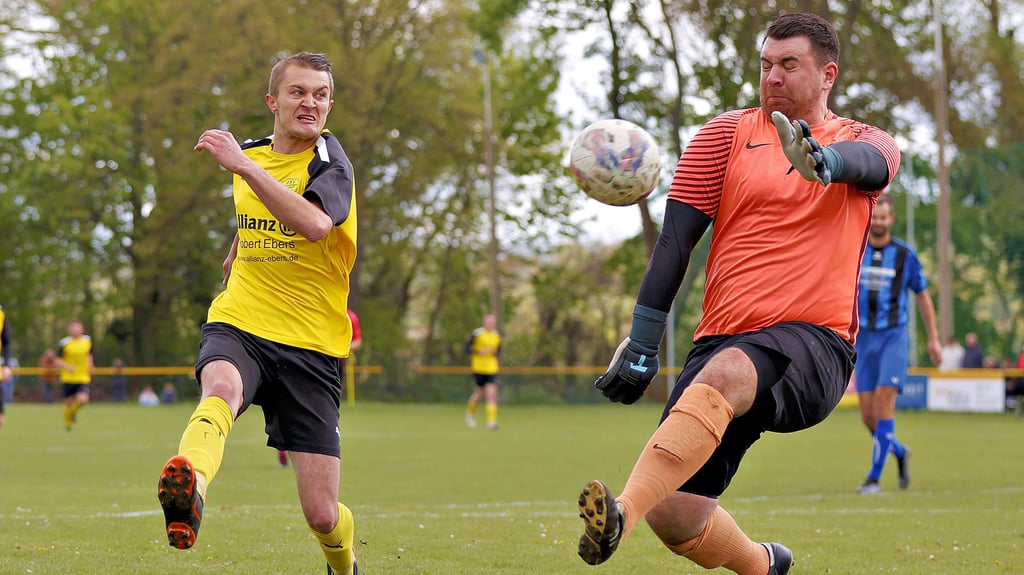 Steven Jüttner (links) und der FSV Drohndorf-Mehringen gewannen das Spitzenspiel gegen den SC Seeland knapp mit 3:2.