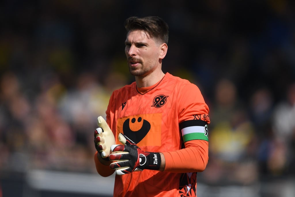Ex-Nationaltorwart Ron-Robert Zieler hat seinen Vertrag bei Hannover 96 um ein Jahr verlängert.