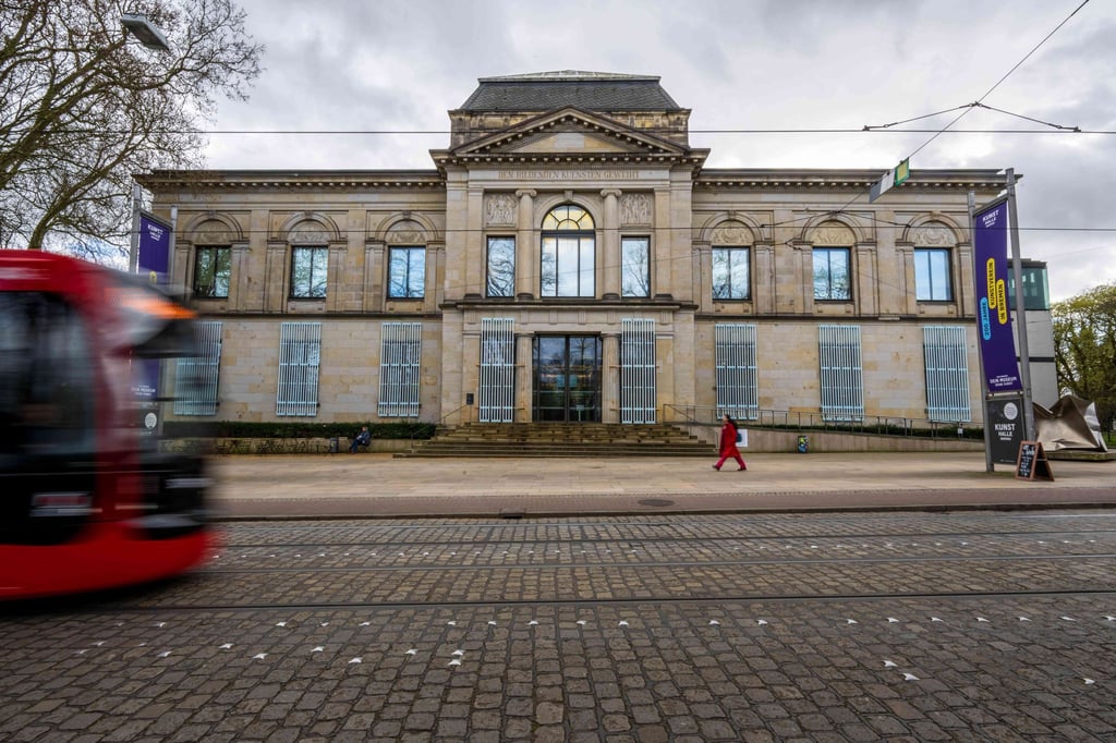 Eine Frau läuft an der Bremer Kunsthalle vorbei.