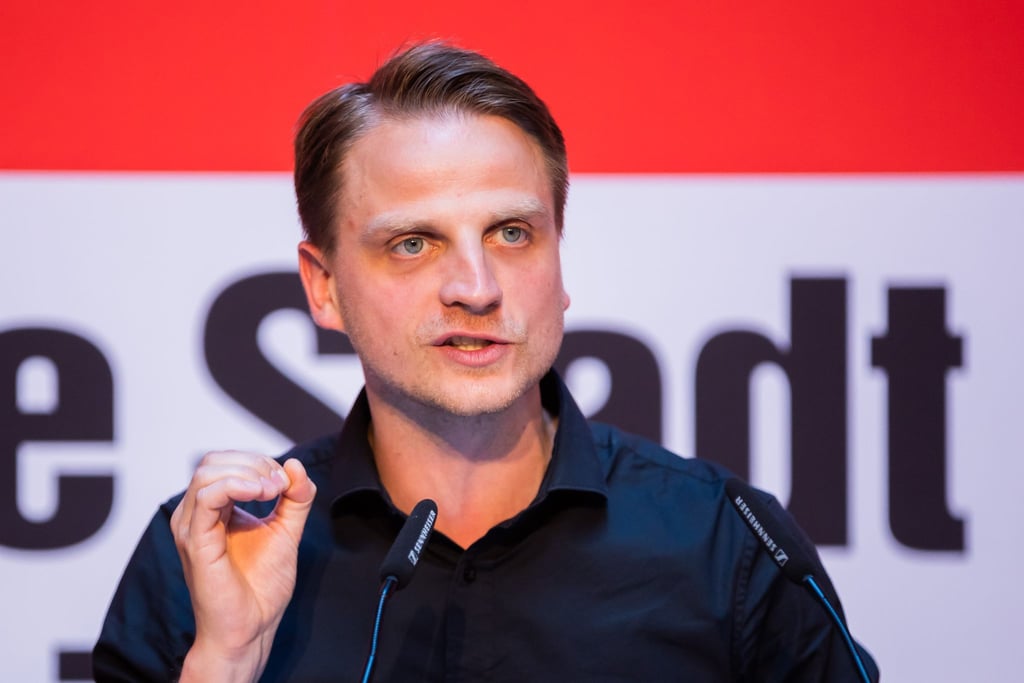 Maximilian Schirmer spricht beim Landesparteitag der Partei Die Linke.