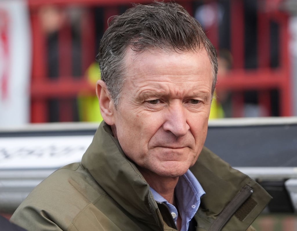 Thomas E. Herrich, Geschäftsführer Hertha BSC, steht vor Spielbeginn am Spielfeldrand.