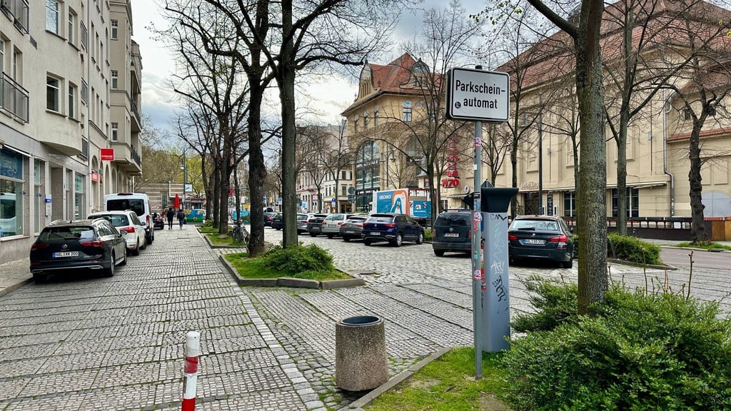 Die Parkplätze am Moritzburgring in Halle fallen künftig weg. Dafür soll eine Grünfläche mit Bänken entstehen.