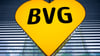 Das Logo der BVG in Form eines gelben Herzens hängt in der Firmenzentrale in einem Fenster.