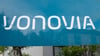 Der Firmenname des Immobilienkonzerns „Vonovia“ steht auf einem Schild.