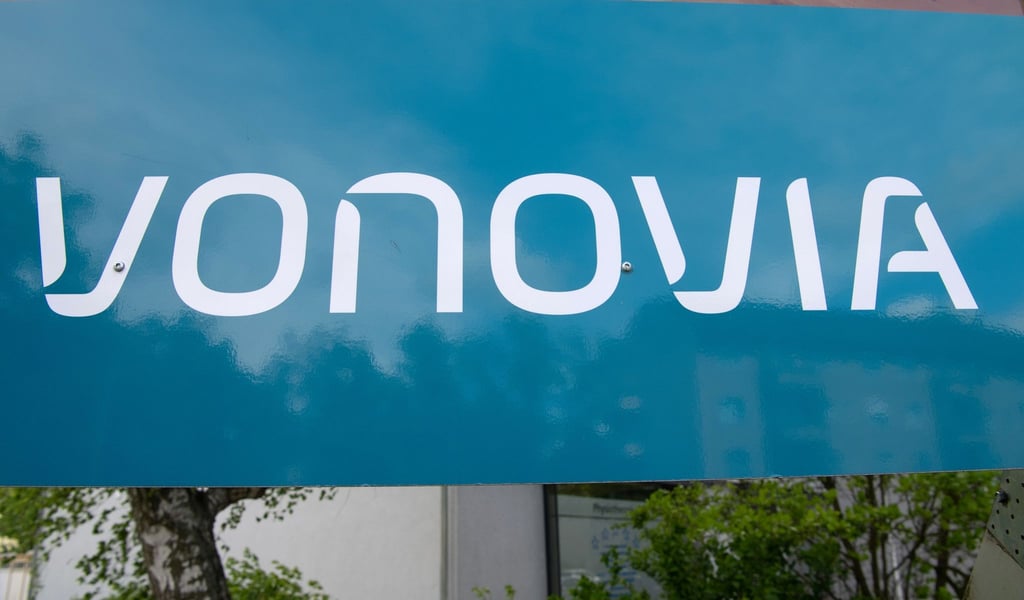 Der Firmenname des Immobilienkonzerns „Vonovia“ steht auf einem Schild.