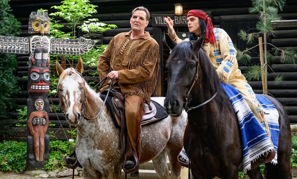 Sascha Gluth (l) als Shatterhand und Michael Berndt-Cananá als Winnetou reiten auf Pferden.