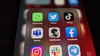 Die Logos der Social-Media-Plattformen und Messenger-Dienste WhatsApp (l-r), Twitter, TikTok, Microsoft Teams, Clubhouse, Facebook, Instagram, Slack und Telegramm sind auf einem iPhone 12 Pro Max zu sehen.