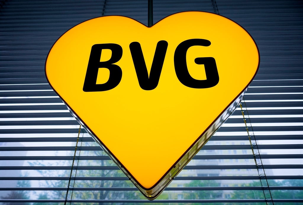 Das Logo der BVG in Form eines gelben Herzens hängt in der Firmenzentrale in einem Fenster.
