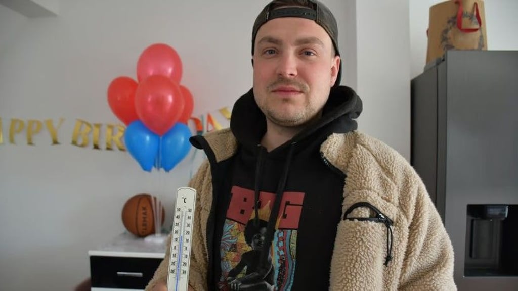 Der Magdeburger Max Ludwig zeigt ein Thermometer. Vormittags sind es derzeit 17 Grad Celsius in seiner Wohnung. Nachts ist es deutlich kälter - die Heizung ist seit einer Woche kaputt.
