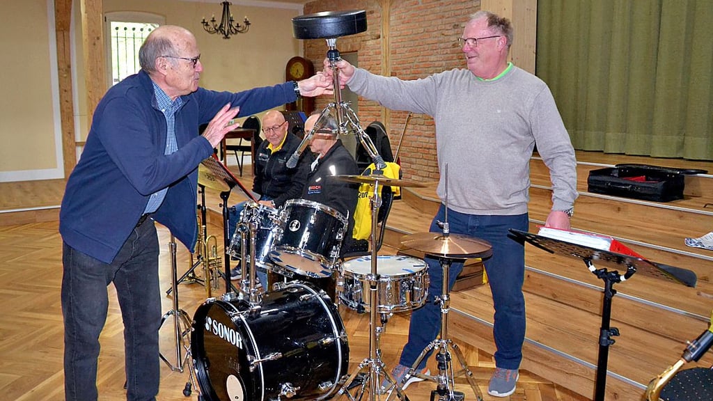 Jörg Schulze, Fan der Olsenbande (l.), hilft Hartmut Brose beim Aufbau des Schlagzeugs.