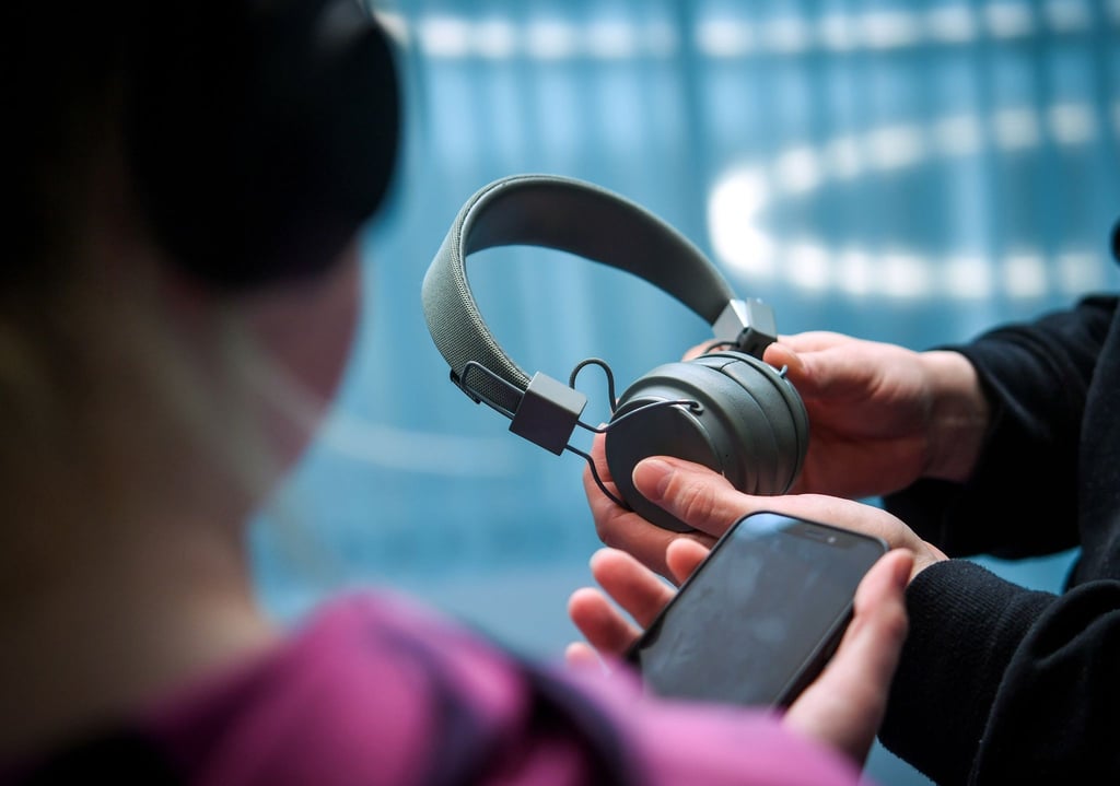 Kein Kabel mehr nötig: Mit zwei Bluetooth-Kopfhörern kann man gemeinsam Musik hören.