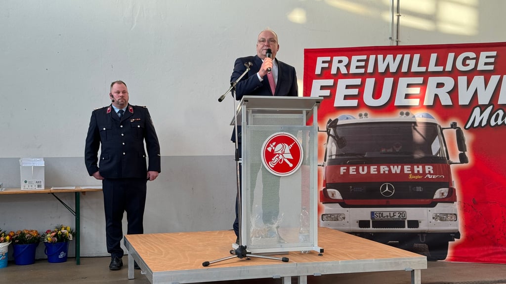 Der stellvertretende Oberbürgermeister von Stendal, Axel Kleefeldt hier mit Ortswehrleiter Norman Höfel wünschten sich ein ruhigeres Jahr 2024. Die Krise ist noch nicht übertsanden.