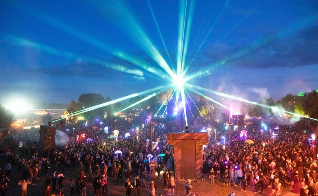 Festivalbesucher tanzen an der Turmbühne auf dem Gelände des Fusion-Festival 2019.