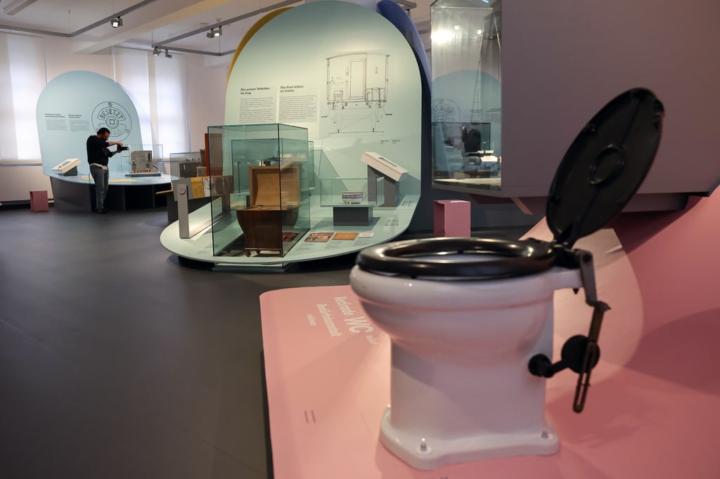 Eine Mobiltoilette aus dem kaiserlichen Salonwagen Österreichs (hinten, M.) und eine Bahn-Toilette der 1950er bis 1970er Jahre (r.).