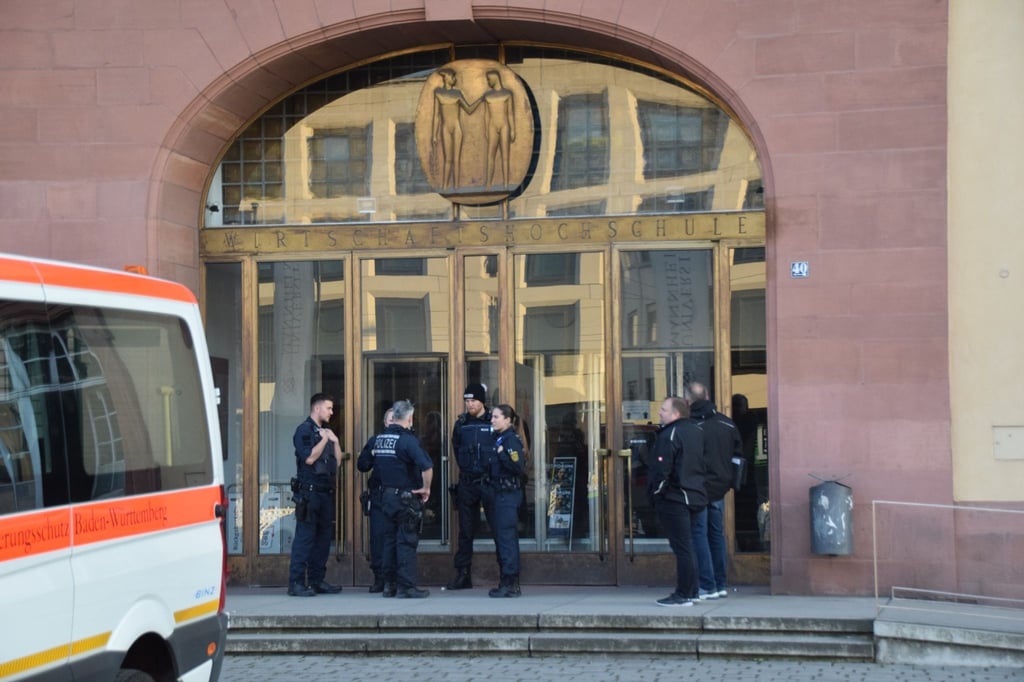 Einsatzkräfte der Polizei stehen vor der Universität in Mannheim. Das Landeskriminalamt ermittelt nun zu dem tödlichen Polizeieinsatz.