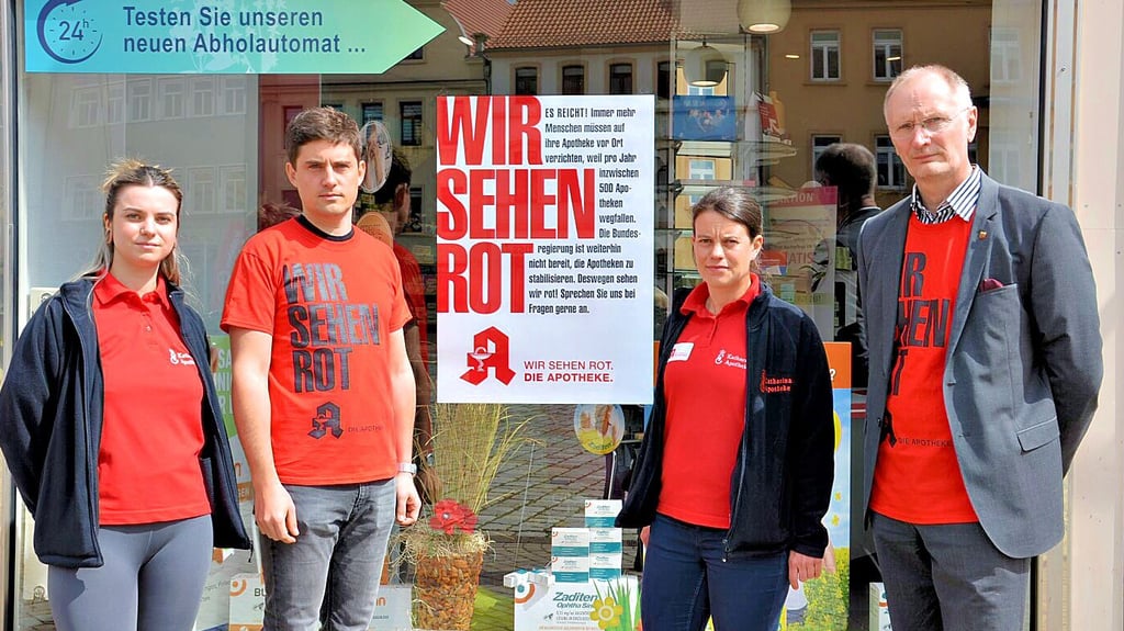 Martin Roschig (Rabenapotheke) sowie Sandra Köhler (2.v.r.) und Michelle Mooz (beide Katharina-Apotheke) sehen Rot. Bürgermeister Andreas Dittmann (r.) unterstützt die aktuelle Protestaktion der Apotheker.