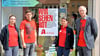 Martin Roschig (Rabenapotheke) sowie Sandra Köhler (2.v.r.) und Michelle Mooz (beide Katharina-Apotheke) sehen Rot. Bürgermeister Andreas Dittmann (r.) unterstützt die aktuelle Protestaktion der Apotheker.
