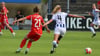 Spielerinnen von Union Berlin und Hertha BSC kämpfen um den Ball.