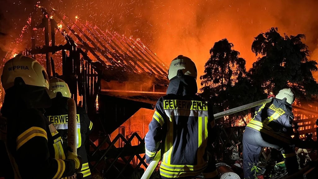 Symbolbild - Feuerwehrleute verhinderten in Wippra, dass zwei Wohnhäuser abbrennen. Ein altes Werkstattgebäude am Hasselbach, das in Wippra als "In der Selke" bezeichnet wird, wurde jedoch zerstört.