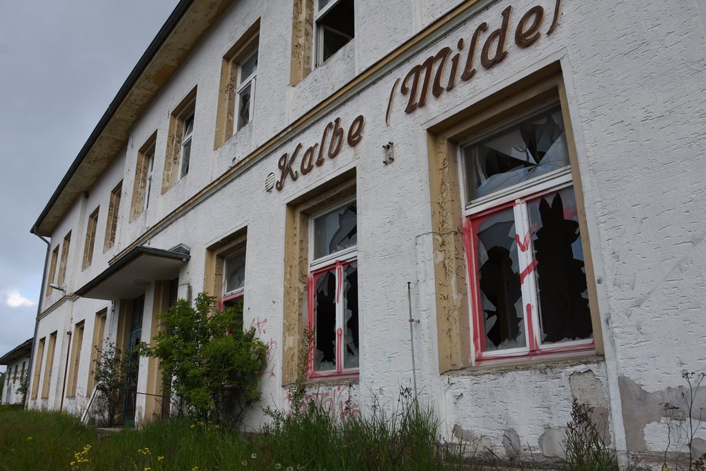 Das alte Kalbenser Bahnhofsgebäude fristet derzeit ein trostloses Dasein.