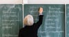 Bis zu 11.000 Euro Zulagen im Jahr erhalten ältere Lehrer in Brandenburg ab 1. August, wenn sie auf einen frühen Renteneintritt ab 63 verzichten.
