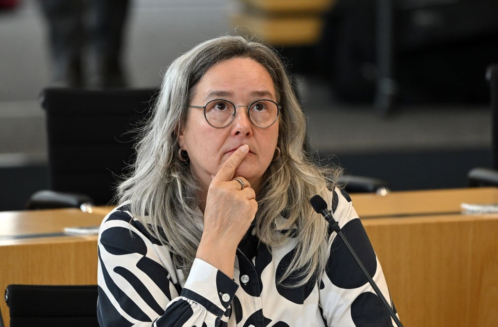 Thüringens Gesundheitsministerin Heike Werner sitzt im Plenarsaal des Thüringer Landtags.