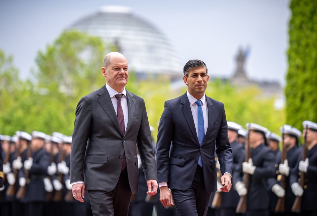 Bundeskanzler Olaf Scholz begrüßt den britischen Premier Rishi Sunak (r) mit militärischen Ehren vor dem Bundeskanzleramt.