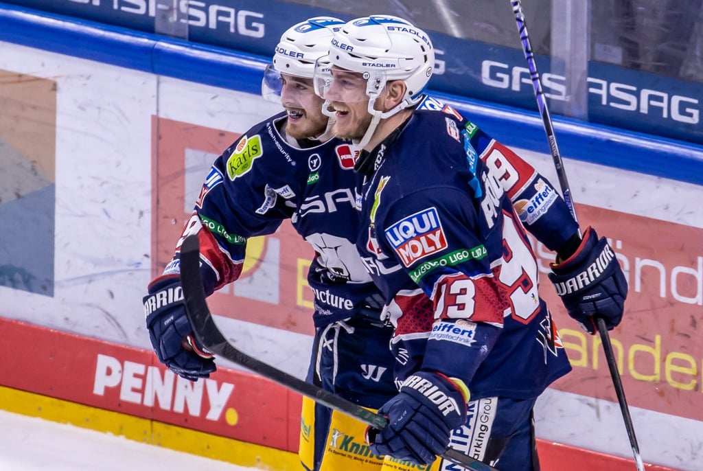 Berlins Ty Ronning (l) jubelt nach seinem 3:1 Treffer mit Teamkollege Leo Pföderl.
