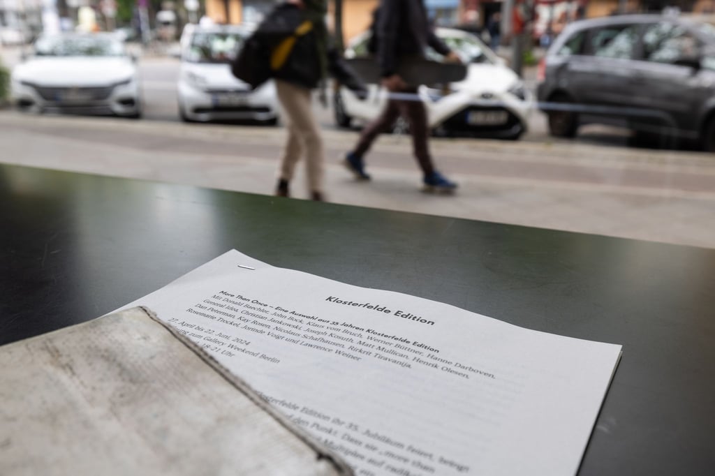 Ein Handout der Galerie Klosterfelde Edition liegt auf einem Tisch.